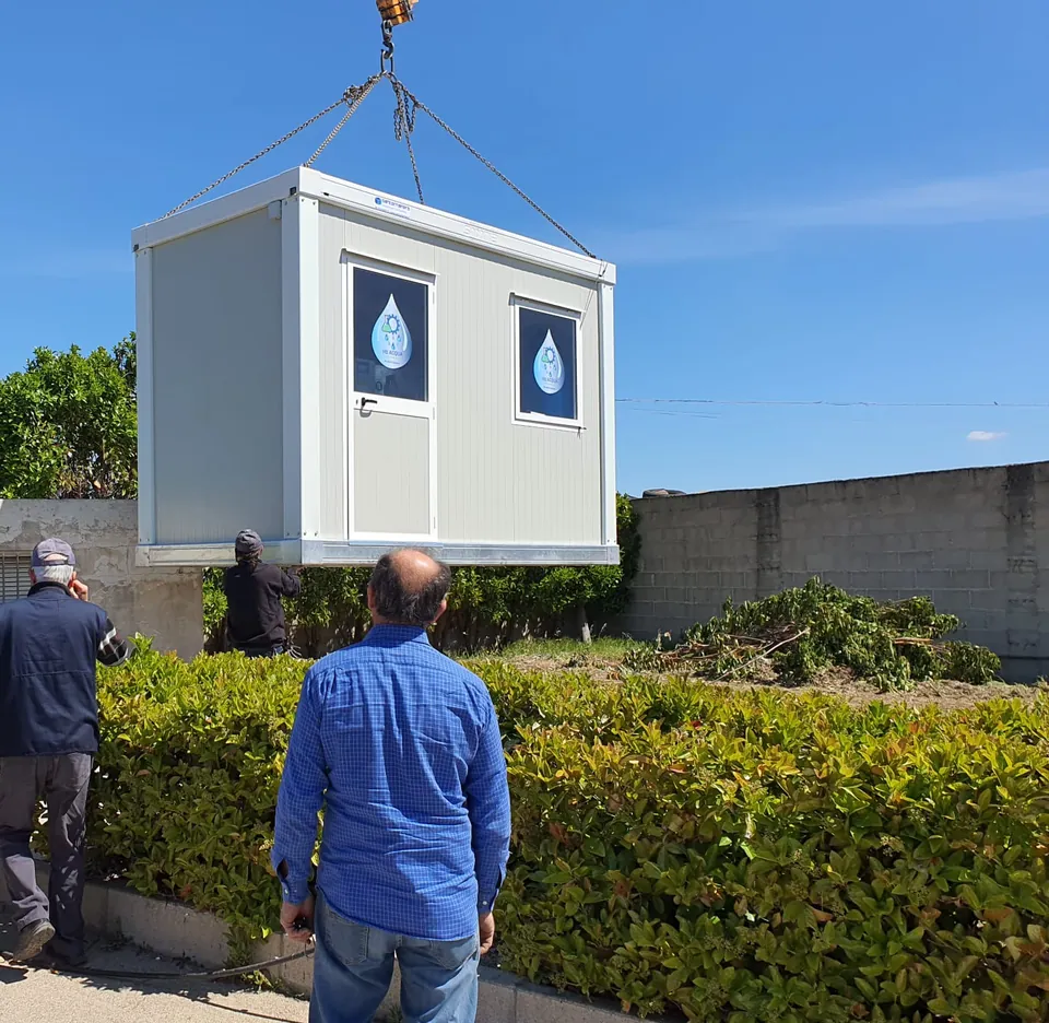 Consegna di impianto a osmosi in container · 4.000 l/h